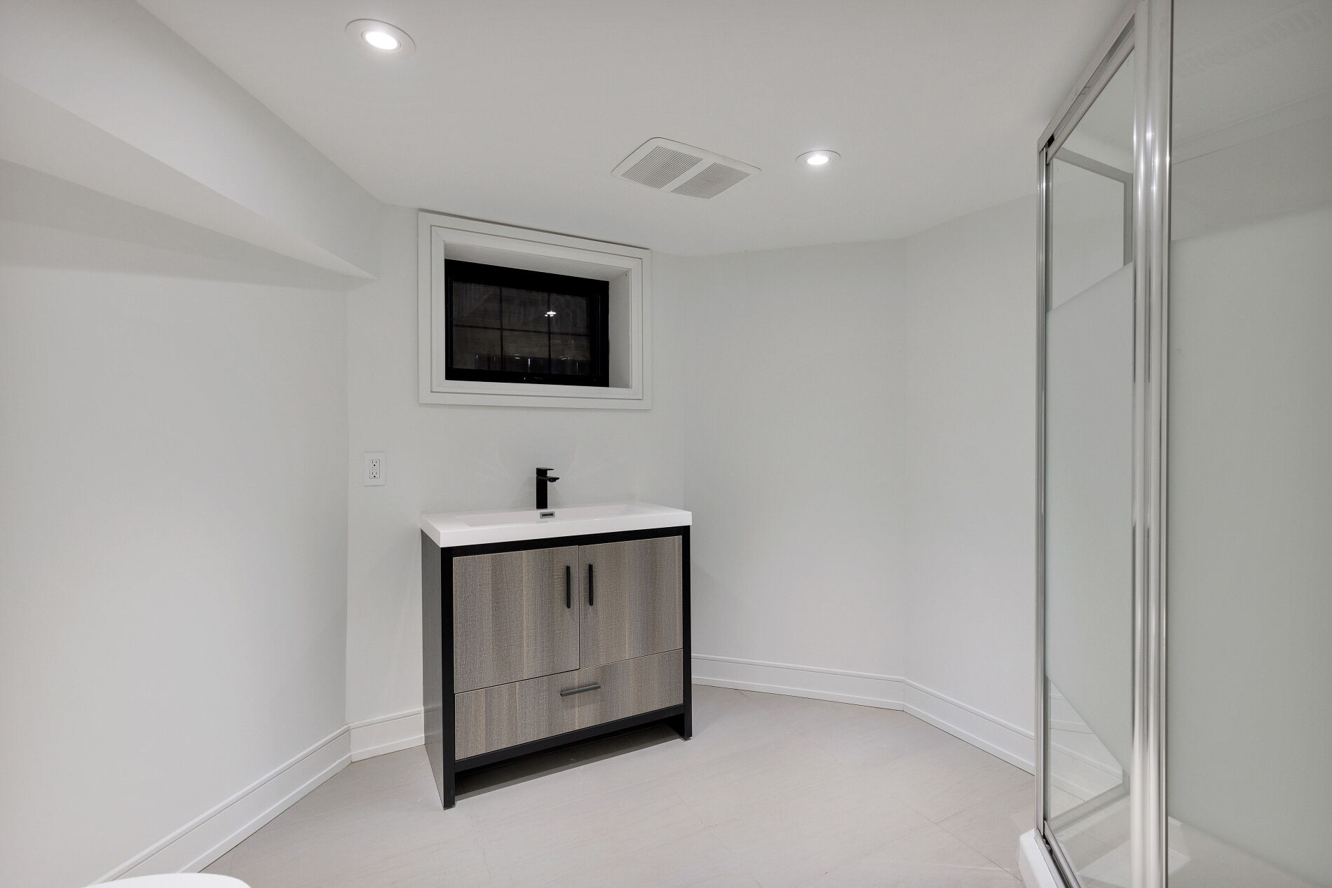233 MacPherson Ave — photo 43