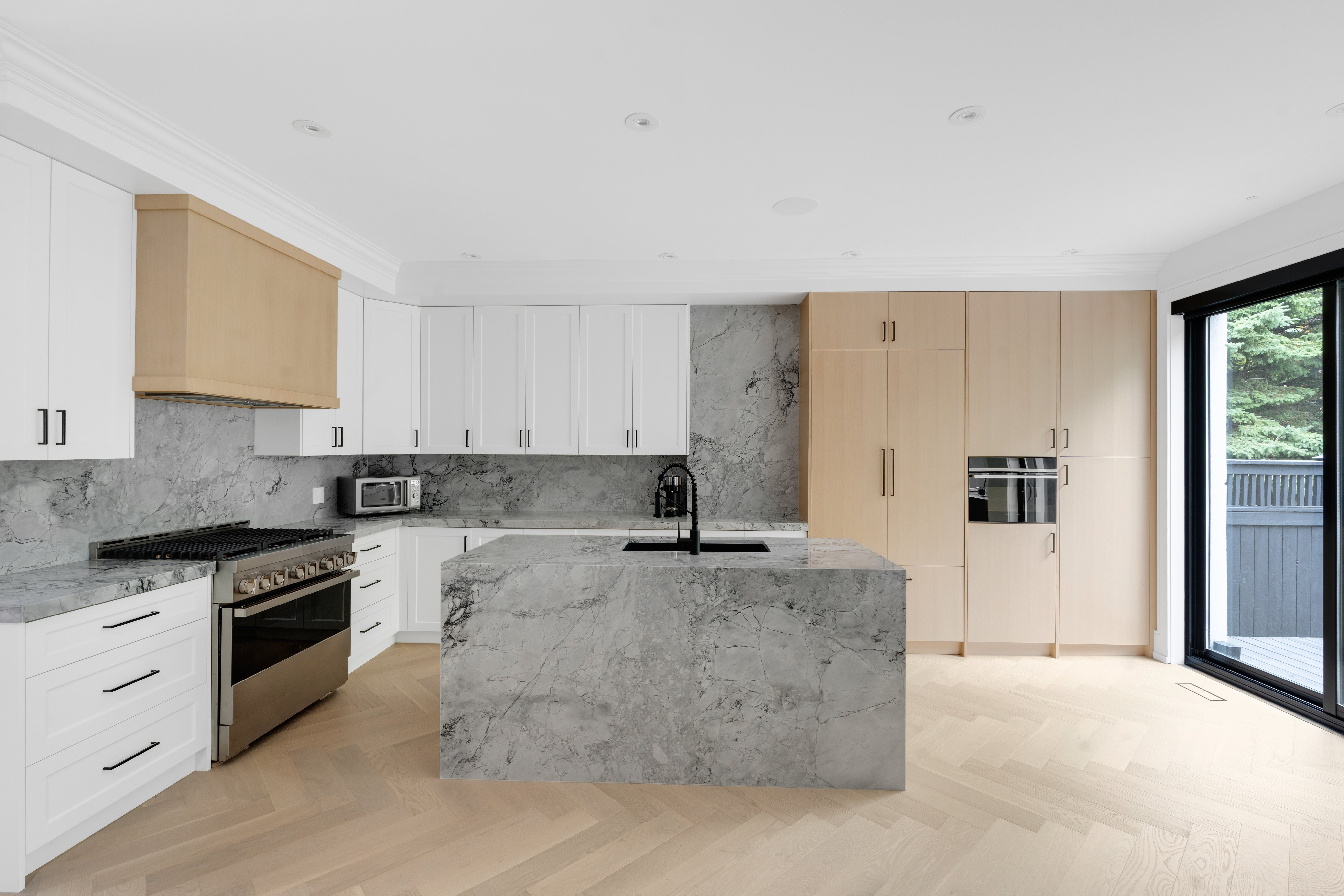 233 MacPherson Ave — photo 8