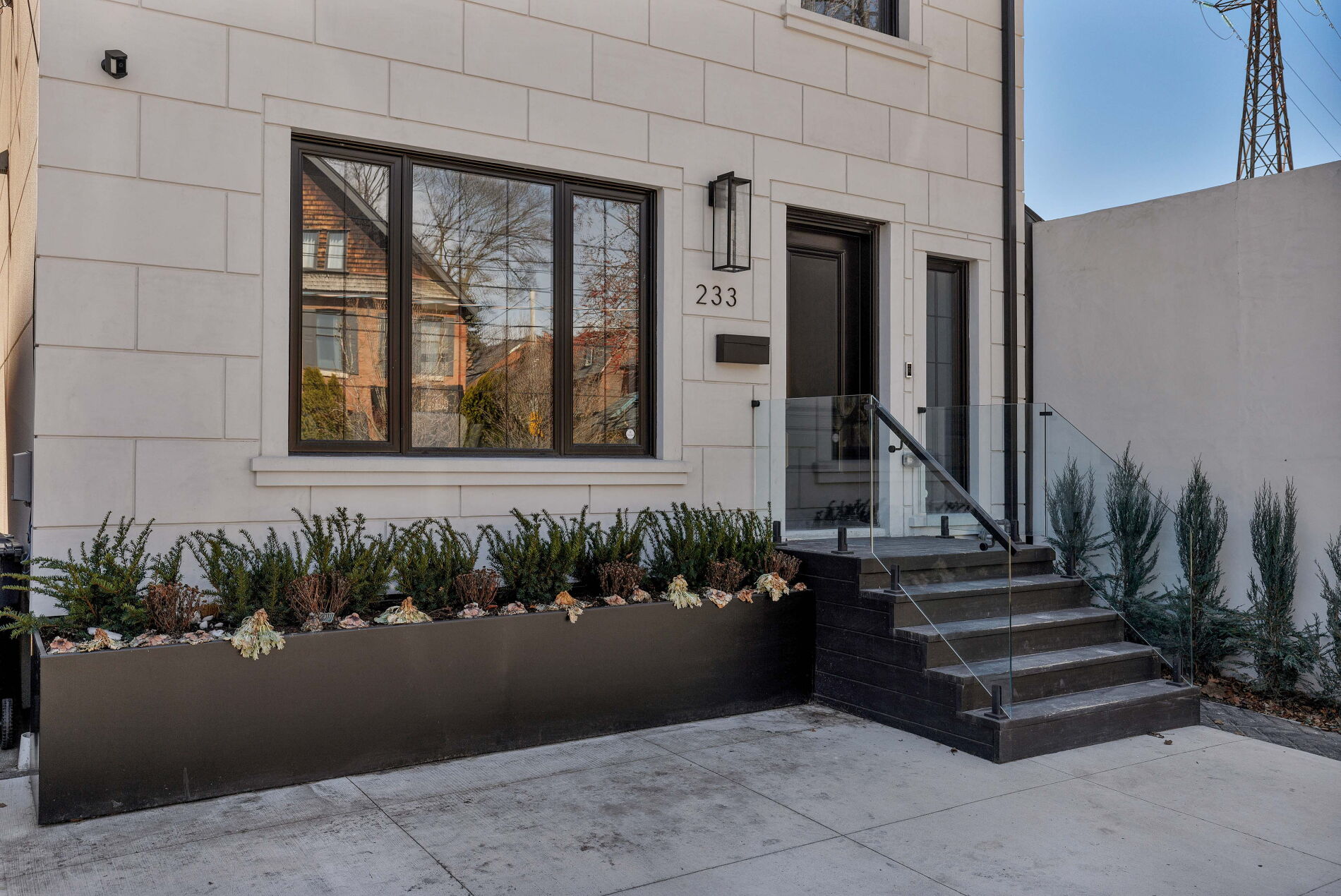233 MacPherson Ave — photo 2